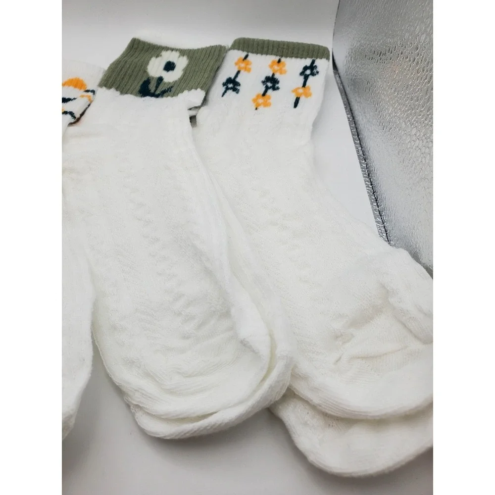 NEW 5 Pairs of Women's White Floral Ankle Socks